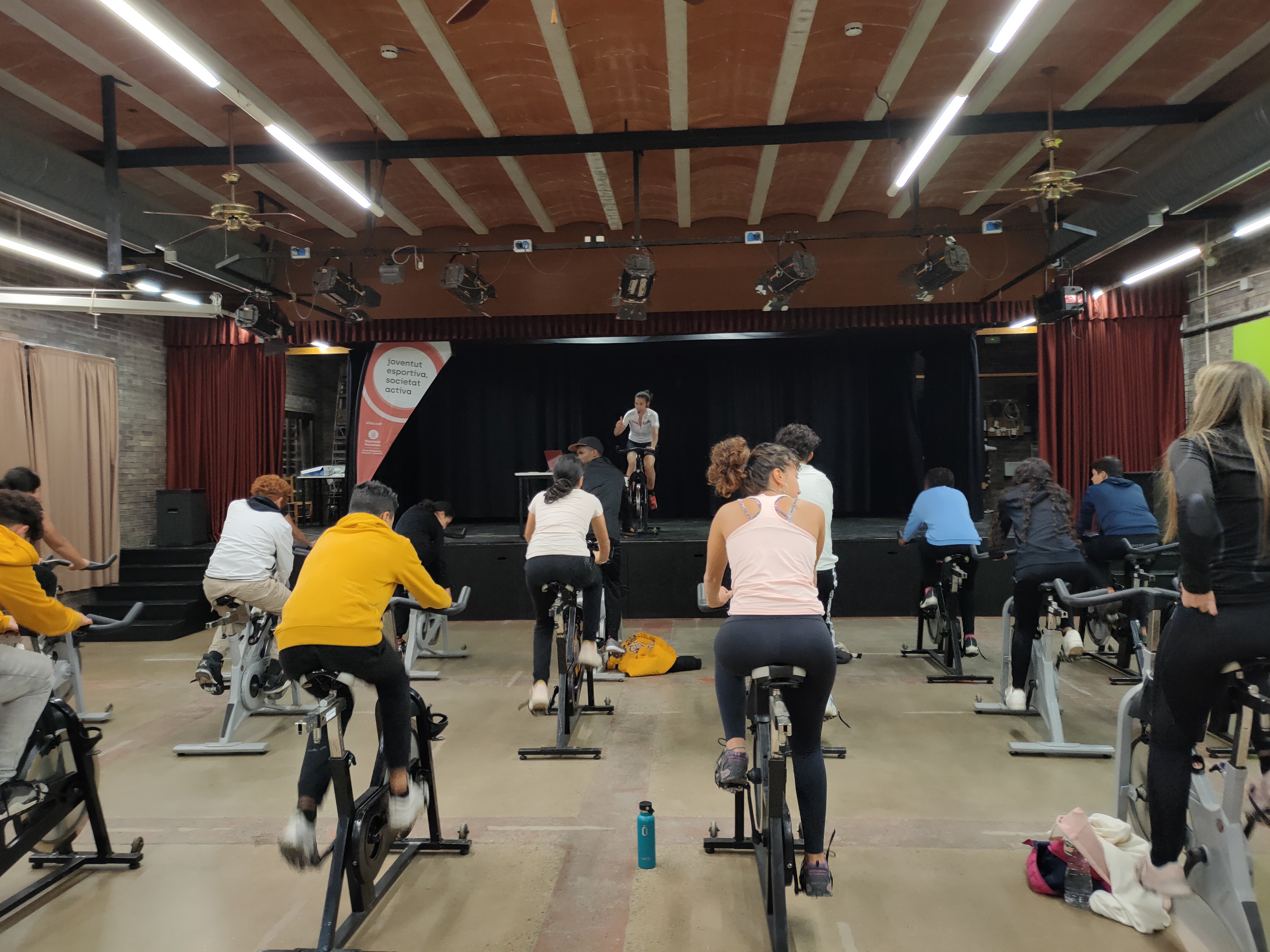 Mostra de l'activitat durant el taller de spinning del Centre Cívic de la Guixa a Vic
